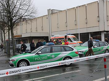 In Coburg hat die Polizei am Mittwochmorgen den Bereich um die Angerturnhalle abgesperrt. Ein SEK-Zugriff ist erfolgt - ein Haus wurde gestürmt, ein randalierender 22-Jähriger festgenommen. Jetzt gibt es erste polizeiliche Ermittlungsergebnisse. Foto: Michael Stelzner