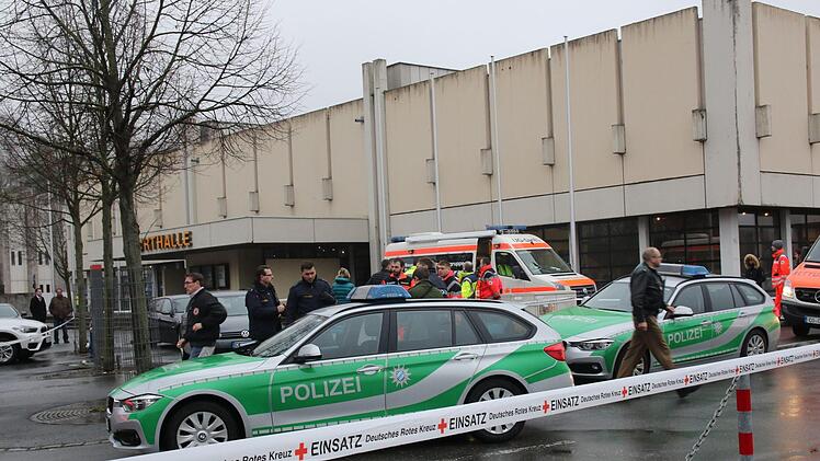 In Coburg hat die Polizei am Mittwochmorgen den Bereich um die Angerturnhalle abgesperrt. Ein SEK-Zugriff ist erfolgt - ein Haus wurde gestürmt, ein randalierender 22-Jähriger festgenommen. Jetzt gibt es erste polizeiliche Ermittlungsergebnisse. Foto: Michael Stelzner
