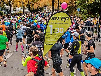Die Zielzeitfahnen des Pacemaker-Ausrüsters sind ein wichtiges Erkennungszeichen für die Athleten.  Foto: CEP