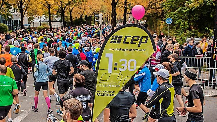 Die Zielzeitfahnen des Pacemaker-Ausrüsters sind ein wichtiges Erkennungszeichen für die Athleten.  Foto: CEP