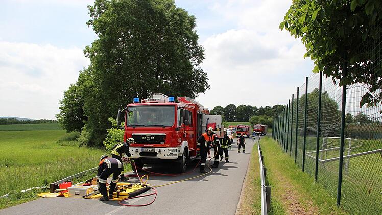 Eine Person istr noch immer im Auto eingeklemmt.
