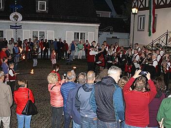 Viel Publikum verfolgte den Zapfenstreich des Musikvereins. Foto: Michael Wunder
