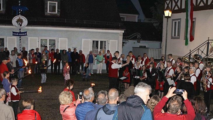 Viel Publikum verfolgte den Zapfenstreich des Musikvereins. Foto: Michael Wunder