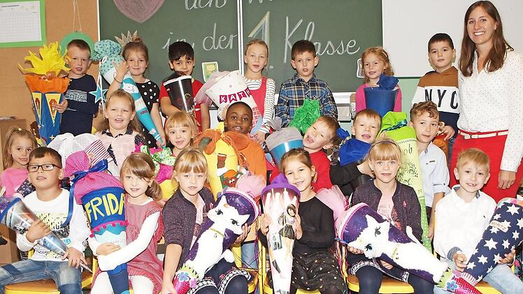 21 Erstklässler der Klasse 1a der Marktplatzschule präsentieren mit Franziska Eberlein stolz ihre Schultüten.