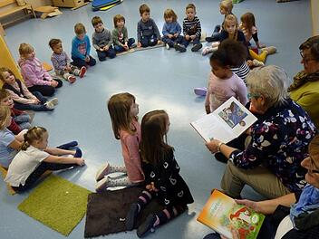 Die Lesepaten werden im katholischen Kindergarten St. Michael in Markzeuln "Lese-Omas" genannt. Foto: Corinna Tübel