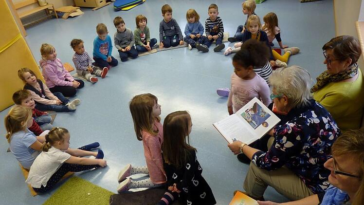 Die Lesepaten werden im katholischen Kindergarten St. Michael in Markzeuln "Lese-Omas" genannt. Foto: Corinna Tübel
