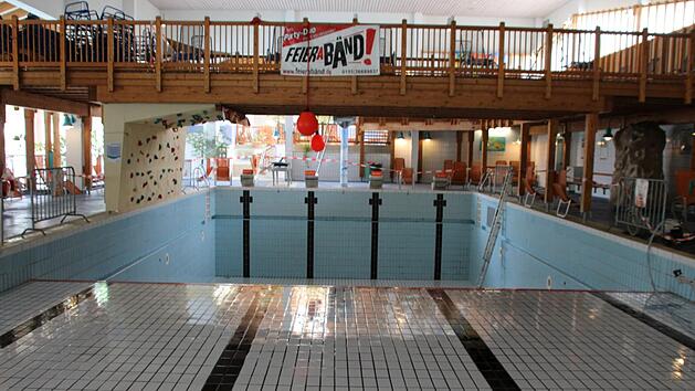 In der Therme Sinnflut stehen die größten Investitionen an. Zwischen 20 und 25 Millionen Euro kalkulieren die Stadtwerke für  Generalsanierung mit Teilneubau. Aktuell laufen Vorbereitungen im Bad. In der nächsten Woche sollen auch die Innenbecken wieder geöffnet werden. Foto: Ulrike Müller