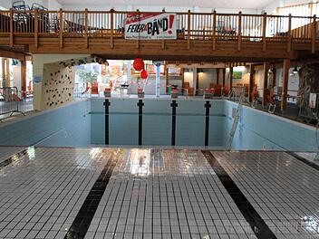 In der Therme Sinnflut stehen die größten Investitionen an. Zwischen 20 und 25 Millionen Euro kalkulieren die Stadtwerke für  Generalsanierung mit Teilneubau. Aktuell laufen Vorbereitungen im Bad. In der nächsten Woche sollen auch die Innenbecken wieder geöffnet werden. Foto: Ulrike Müller