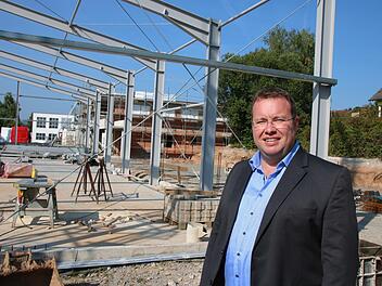 Werkstattleiter Thomas Porkristl auf der Baustelle: Vorne entstehen Gruppenräume, dahinter Speisesaal und Verwaltung.