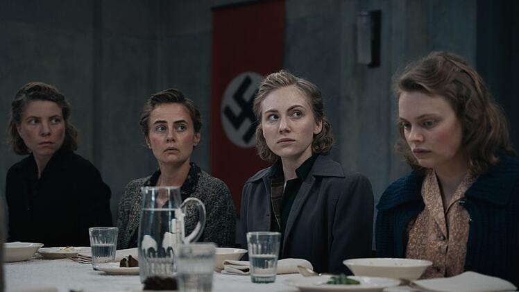 Rosa Sauer (Elisa Schlott, dritte von links) und andere Frauen müssen Mahlzeiten für Adolf Hitler kosten, um sicherzugehen, dass diese nicht vergiftet sind.