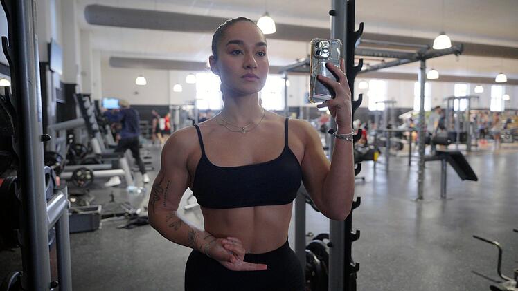 Fitness-Influencerin Paula muss sich f&uuml;r ihre Kooperationspartner perfekt in Form zeigen.