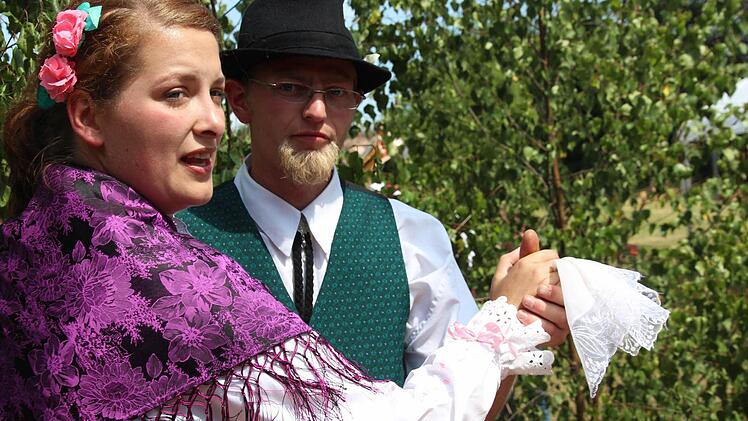 Sie waren ein schönes Zechpaar: Theres Fischer und ihr "Zechbursch" Matthias Vetter.  Foto: Veronika Schadeck