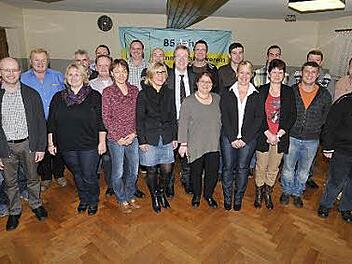 Klaus Schumann (Mitte mit Krawatte) und die Gemeinderatskandidaten des ÜWB Aurachtal Fotos: Roland Meister