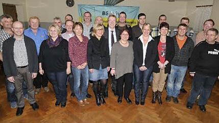 Klaus Schumann (Mitte mit Krawatte) und die Gemeinderatskandidaten des ÜWB Aurachtal Fotos: Roland Meister