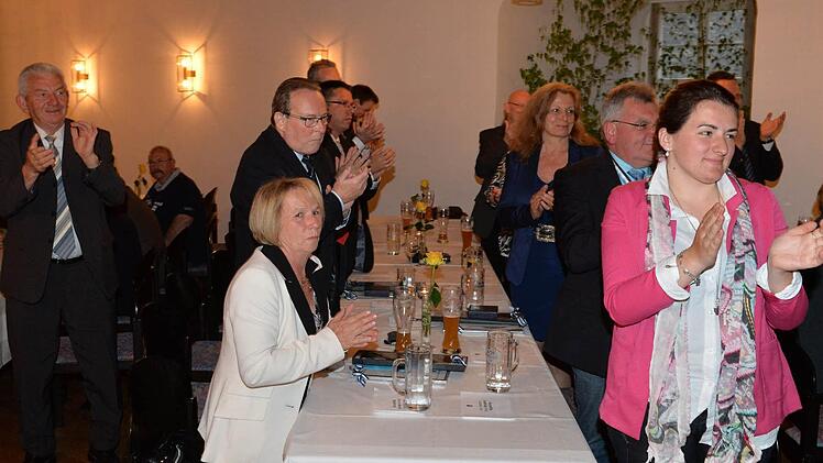 Die Gäste stehen auf zum Applaus.