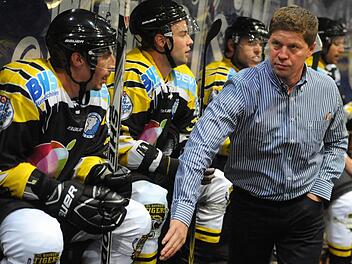 Gibt beim EHC Bayreuth an der Bande die Anweisungen: Trainer Sergej Waßmiller. Foto: Peter Mularczyk