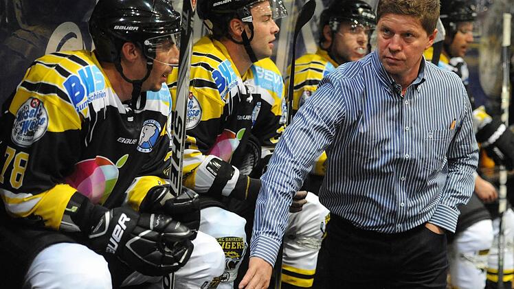 Gibt beim EHC Bayreuth an der Bande die Anweisungen: Trainer Sergej Waßmiller. Foto: Peter Mularczyk