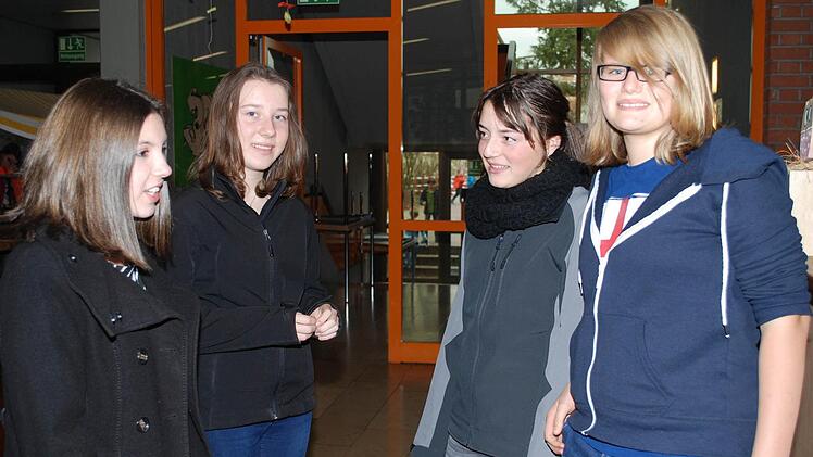 Für Nadine Berner, Lena Bär, Zwillingsschwester Hanna und Emma Haas (von links) war es lustig zu hören, wie man Dialekt spricht. Foto: Karl Klippel