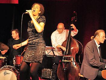 Die aufstrebende Jazzsängerin und Komponistin Johanna Schneider eröffnete mit Bernhard Pichl (Klavier), Rudi Engel (Bass) und Florian Kettler (Schlagzeug) die Reihe "Jazz mal anders" des Kulturamts Haßfurt in diesem Herbst. Sie faszinierte ihre Zuhörer beim Konzert. Foto: Ulrike Langer
