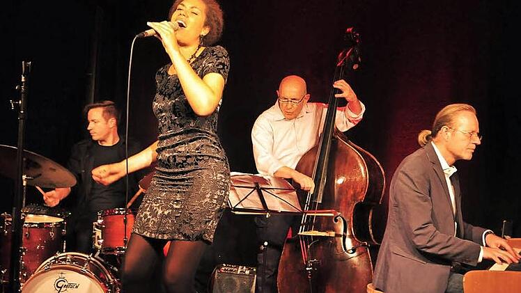 Die aufstrebende Jazzsängerin und Komponistin Johanna Schneider eröffnete mit Bernhard Pichl (Klavier), Rudi Engel (Bass) und Florian Kettler (Schlagzeug) die Reihe "Jazz mal anders" des Kulturamts Haßfurt in diesem Herbst. Sie faszinierte ihre Zuhörer beim Konzert. Foto: Ulrike Langer