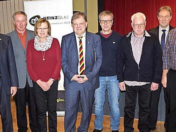 Für 40 und 45 Jahre Betriebszugehörigkeit wurden diese Mitarbeiter geehrt. Mit im Bild sind unter anderem Bürgermeister Peter Ebertsch (links) und Präsident Carl-August Heinz (Vierter von links). Foto: Veronika Schadeck