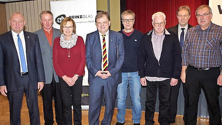 Für 40 und 45 Jahre Betriebszugehörigkeit wurden diese Mitarbeiter geehrt. Mit im Bild sind unter anderem Bürgermeister Peter Ebertsch (links) und Präsident Carl-August Heinz (Vierter von links). Foto: Veronika Schadeck