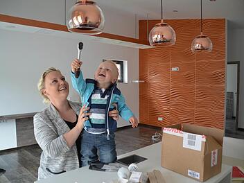 Der neue Arbeitsbereich von Julia Köth in Lauter ist fast fertig. Es fehlen nur noch die Einrichtungsgegenstände, die am Pfingstwochenende eingeräumt und montiert werden. Sohn Henry ist auch dabei, spielt gerne Handwerker. Foto: Kathrin Kupka-Hahn