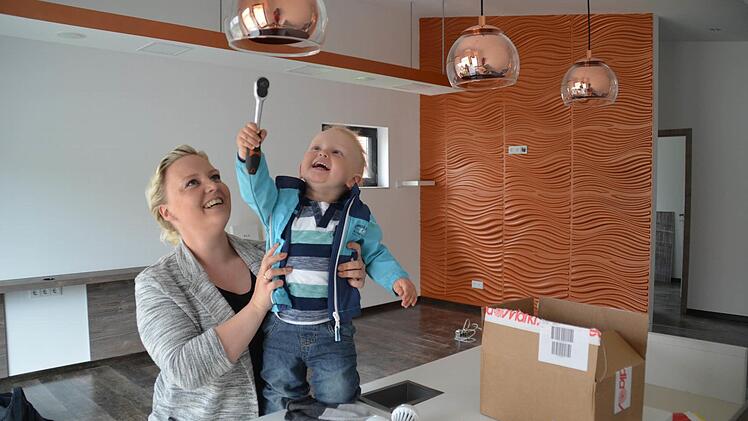 Der neue Arbeitsbereich von Julia Köth in Lauter ist fast fertig. Es fehlen nur noch die Einrichtungsgegenstände, die am Pfingstwochenende eingeräumt und montiert werden. Sohn Henry ist auch dabei, spielt gerne Handwerker. Foto: Kathrin Kupka-Hahn