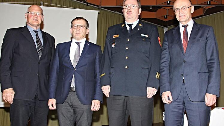 Gratulanten: Dem neu wieder gewählten Kreisbrandrat, Ralf Dressel (Zweiter von rechts), gratulierten (von rechts) Landrat Wilhelm Schneider, Regierungsdirektor Thomas Albert und Bürgermeister Wolfgang Borst, Hofheim.