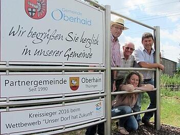 Ein Teil des Oberhaider Vorbereitungsteams meint: Platz für ein Bezirkssiegerschild wäre ja noch... Foto: Anette Schreiber
