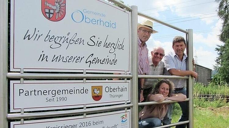 Ein Teil des Oberhaider Vorbereitungsteams meint: Platz für ein Bezirkssiegerschild wäre ja noch... Foto: Anette Schreiber