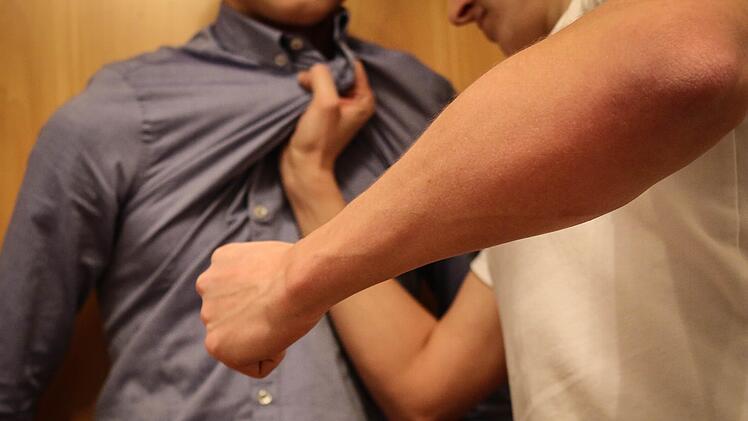 Ein 29-jähriger ist von einem Bekannten in seiner Wohnung in Ansbach brutal zusammengeschlagen worden. Die Mordkommission ermittelt wegen versuchter Tötung. Symbolbild: Christopher Schulz