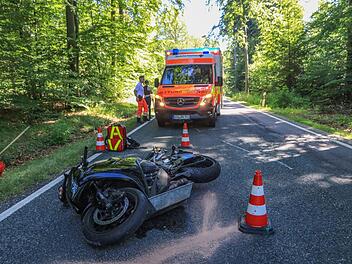 Auf der Staatsstra&szlig;e 2209 bei Ludwigsstadt ist es zu einem schweren Verkehrsunfall gekommen. Ein Rettungshubschrauber ist im Einsatz. Symbolfoto: NEWS5 / Merzbach