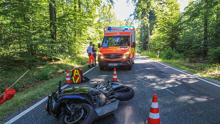 Auf der Staatsstra&szlig;e 2209 bei Ludwigsstadt ist es zu einem schweren Verkehrsunfall gekommen. Ein Rettungshubschrauber ist im Einsatz. Symbolfoto: NEWS5 / Merzbach