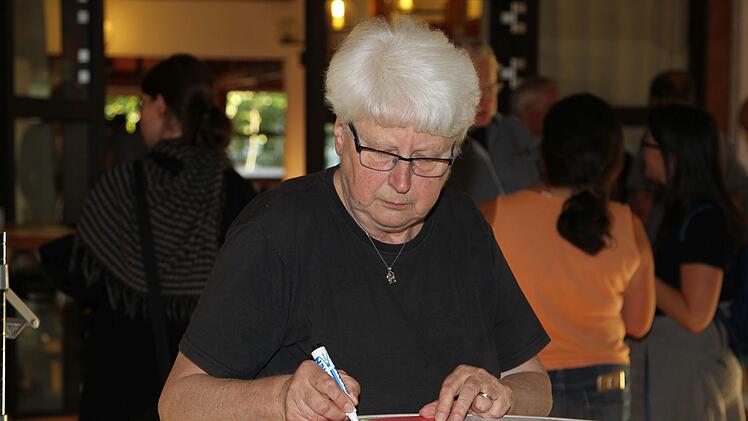 Flei&szlig;ig beschreiben die Teilnehmer des Workshops die St&auml;rken und Schw&auml;chen ihres Stadtgebiets.