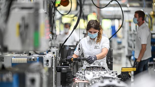 Eine Monteurin arbeitet im Werk des Automobilzulieferers ZF Friedrichshafen an einem Getriebe f&uuml;r Lastwagen. Foto: Archiv / Symbolbild / Felix Kaestle, dpa