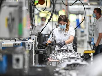 Eine Monteurin arbeitet im Werk des Automobilzulieferers ZF Friedrichshafen an einem Getriebe für Lastwagen. Foto: Archiv / Symbolbild / Felix Kaestle, dpa
