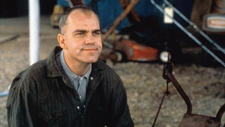 Kaum wiederzuerkennen: Mit der Rolle eines geistig zurückgebliebenen Ex-Sträflings in "Sling Blade - Auf Messers Schneide" schaffte Billy Bob Thornton seinen Durchbruch in Hollywood.