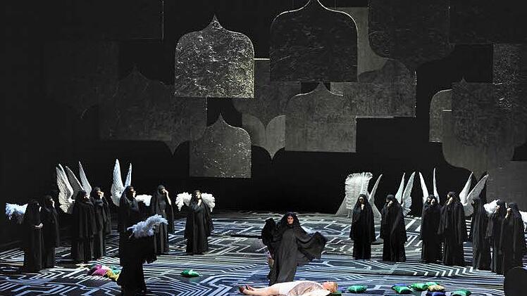 Im Drogenrausch gefangen erhält der Prinz  Namarand (Uwe Stickert, liegend in der Mitte) die Gunst der Götter und wird unsterblich.