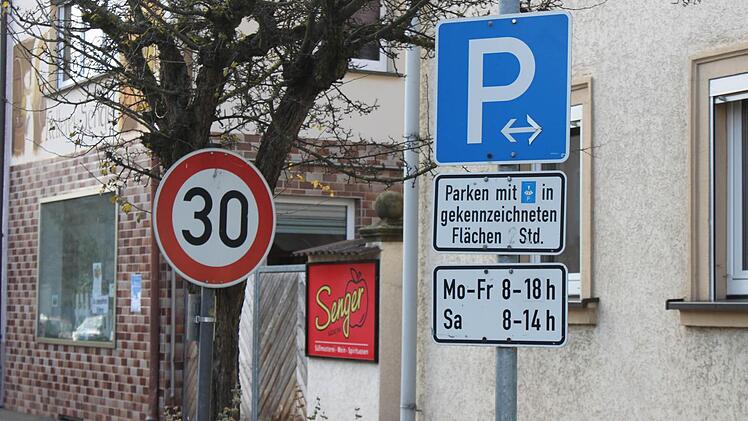 In der Unteren Straße gibt es viele Kurzzeitparkplätze.