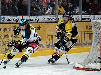 Das zweite Finale in der Eishockey-Bayernliga gestern Abend gewann der EHC Bayreuth mit 5:2 gegen ERC Sonthofen. Hier umkurvt der Bayreuther Roman Göldner (links), verfolgt vom Sonthofener Markus Witting, das Gästetor. Der Tigers-Verteidigerroutinier erzielte in der Schlussminute das 5:2. Foto: Peter Mularczyk