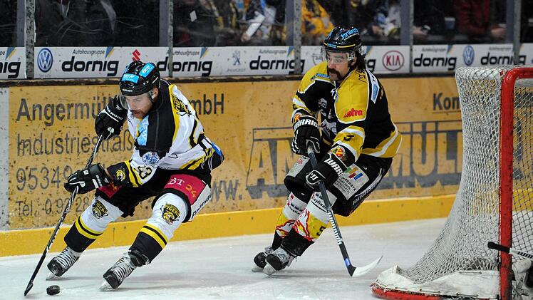 Das zweite Finale in der Eishockey-Bayernliga gestern Abend gewann der EHC Bayreuth mit 5:2 gegen ERC Sonthofen. Hier umkurvt der Bayreuther Roman Göldner (links), verfolgt vom Sonthofener Markus Witting, das Gästetor. Der Tigers-Verteidigerroutinier erzielte in der Schlussminute das 5:2. Foto: Peter Mularczyk