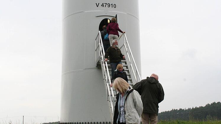 Die Besucher konnten auch einen Blick in eines der Windräder werfen. Foto: Evi Seeger