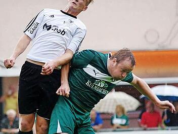 Der Neudrossenfelder Stürmer Timo Jahrsdörfer (rechts, hier im Zweikampf mit dem Erlenbacher Lukas Retsch) feiert heute ein Wiedersehen mit seinem Ex-Trainer Stefan Braungardt. Unter ihm spielte er dreieinhalb Jahre beim damaligen DVV Coburg. Foto: Jörg Albert