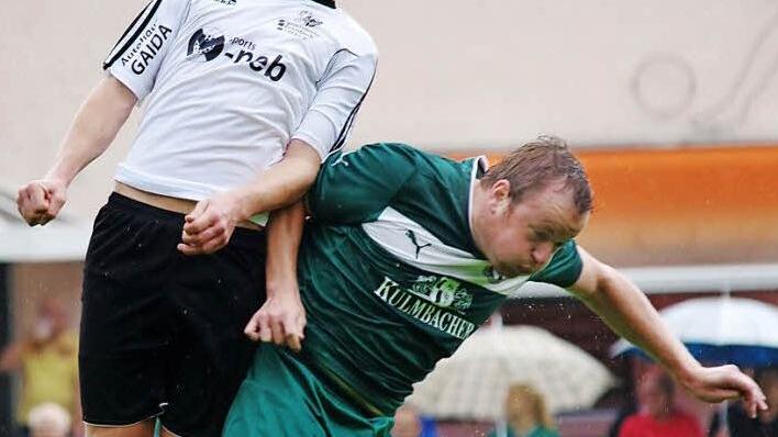 Der Neudrossenfelder Stürmer Timo Jahrsdörfer (rechts, hier im Zweikampf mit dem Erlenbacher Lukas Retsch) feiert heute ein Wiedersehen mit seinem Ex-Trainer Stefan Braungardt. Unter ihm spielte er dreieinhalb Jahre beim damaligen DVV Coburg. Foto: Jörg Albert