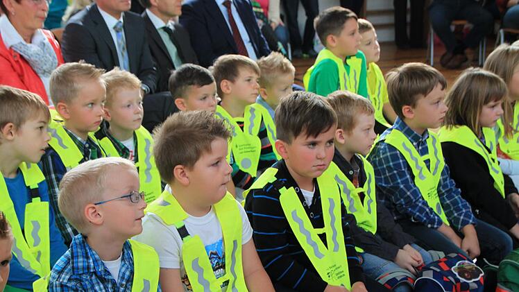 Übergabe der Sicherheitsdreiecke zum Schulanfang 2014 in Münnerstadt. Fotos: Paul Ziegler/Heike Beudert