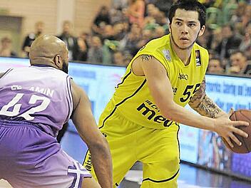Bayreuths Jason Brickman (r.) versucht den Ball am Göttinger Khalid El-Amin vorbeizuspielen. Foto: P. Mularczyk