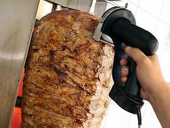 In Pleinfeld &uuml;bersah ein Lkw-Fahrer beim R&uuml;ckw&auml;rtsfahren einen D&ouml;nerimbisswagen und schob diesen nach hinten. Die Verk&auml;uferin wurde leicht verletzt. Symbolfoto: Andreas Gebert/dpa