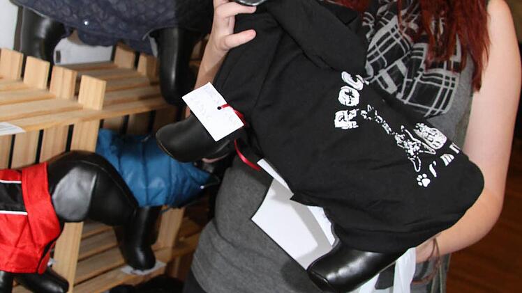 Ann-Kathrin Krasser (19) sucht für ihren Chihuahua einen Hoodie, doch die Größe XS ist nicht vorrätig. "Mein Hund bräuchte etwas für den Übergang, im Winter hat er einen Anorak", sagt sie. Foto: Sonny Adam