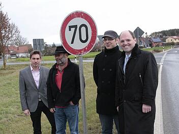Über Tempo 70 an der Abzweigung nach Schlammersdorf freuen sich Torsten Gunselmann, Werner Fischer, Thomas Saeinsky und Michael Hofmann. Foto: Josef Hofbauer